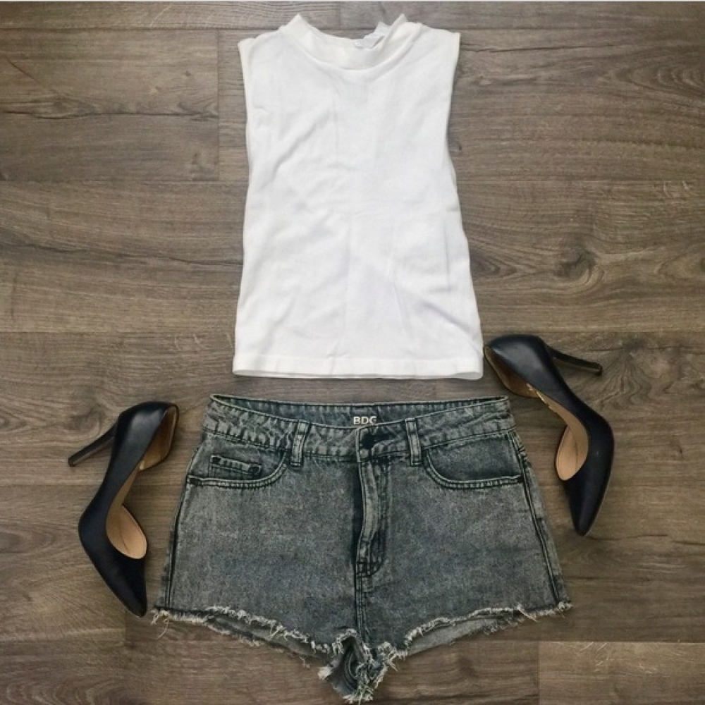 White Ribbed Mock Neck Fitted Crop Top - Picture 6 of 6